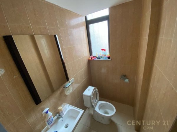 Tirane, jepet me qera zyre Kati 0, 110 m² 1.000 € (PRANE VASIL SHANTOS)