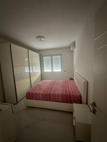 Tirane, jepet me qera apartament 2+1 Kati 2, 120 m² 1.000 € (liqeni i thate)