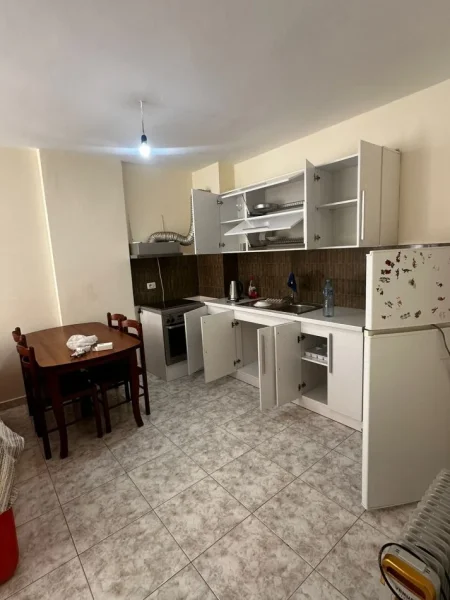 Tirane, jepet me qera apartament 1+1+Ballkon Kati 3, 60 m² 350 € (astir)