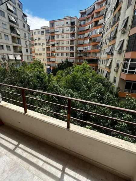 Tirane, jepet me qera apartament 1+1+Ballkon Kati 3, 60 m² 350 € (astir)