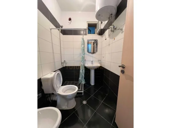 Tirane, jepet me qera apartament 1+1 Kati 2, 74 m² 350 € (Unaza e re)