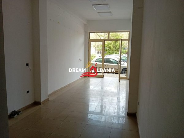 Tirane, jepet me qera dyqan Kati 0, 30 m² 400 € (Berryli)