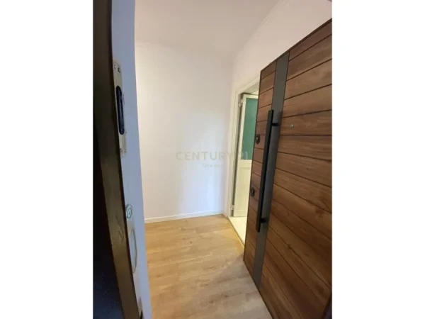Tirane, jepet me qera Kati 2, 83 m² 1.000 € (Rruga e Durresit)