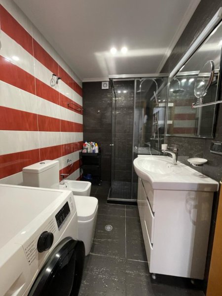 Tirane, jepet me qera apartament 2+1+Ballkon Kati 7, 120 m² 1.000 € (Rruga e Elbasanit)
