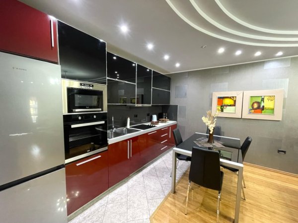Tirane, jepet me qera apartament 2+1+Ballkon Kati 7, 120 m² 1.000 € (Rruga e Elbasanit)