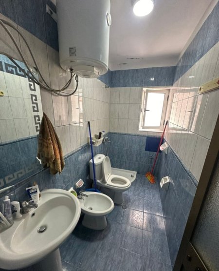 Tirane, jepet me qera apartament 1+1+Ballkon Kati 3, 74 m² 500 € (myslym shyri)