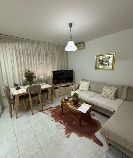 Tirane, jepet me qera apartament 3+1+Ballkon Kati 2, 91 m² 550 € (Xhamllik)