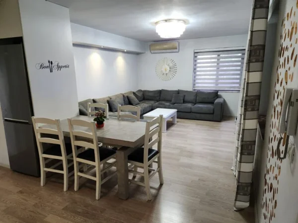 Tirane, jepet me qera 2+1+Ballkon Kati 1, 90 m² 550 € (bill klinton)