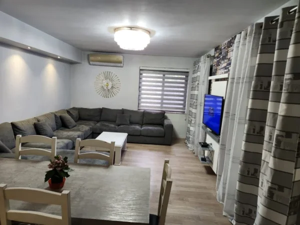 Tirane, jepet me qera 2+1+Ballkon Kati 1, 90 m² 550 € (bill klinton)