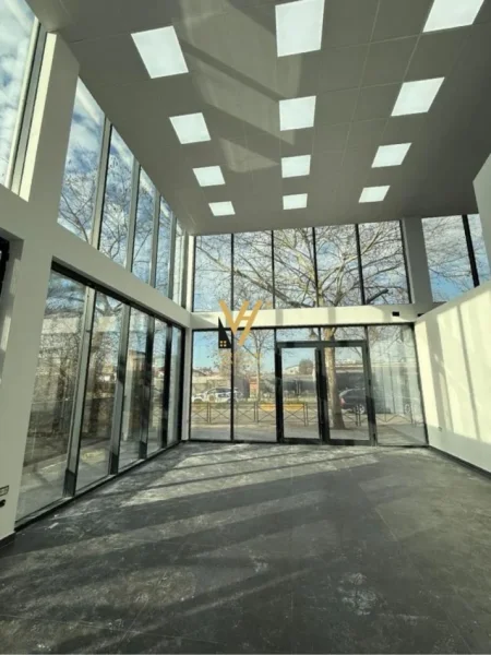 Tirane, shitet ambjent biznesi Kati 0, 700 m² 2.000.000 € (RRUGA KONFERENCA E PEZES)