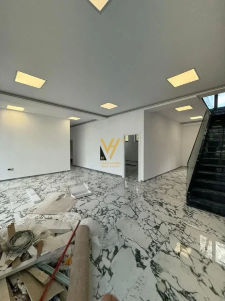 Tirane, shitet ambjent biznesi Kati 0, 700 m² 2.000.000 € (RRUGA KONFERENCA E PEZES)