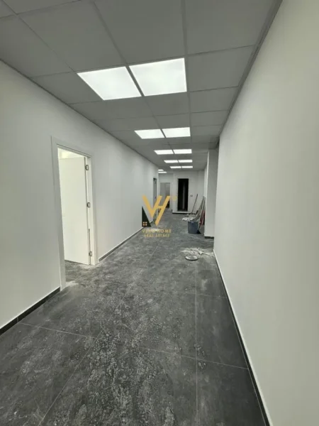 Tirane, shitet ambjent biznesi Kati 0, 700 m² 2.000.000 € (RRUGA KONFERENCA E PEZES)