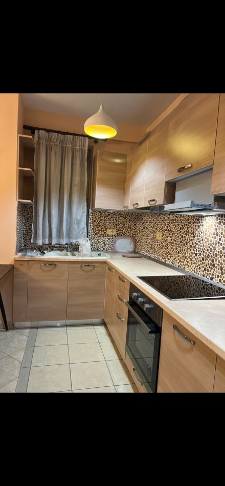 Tirane, jepet me qera apartament 2+1+Ballkon Kati 8, 101 m² 450 € (Kastriotet)
