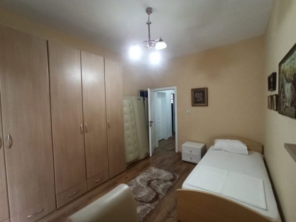 Tirane, jepet me qera apartament 2+1 Kati 4, 70 m² 500 € (Rruga Muhamet Gjollesha)