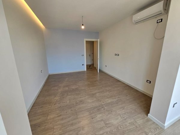Tirane, jepet me qera zyre Kati 1, 85 m² 950 € (MUHAMET GJOLLLESHA)
