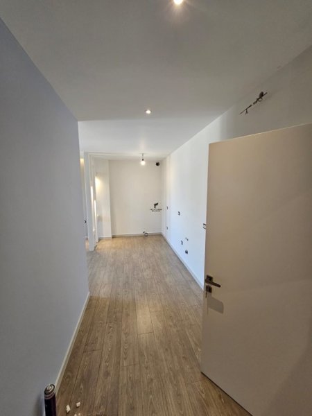 Tirane, jepet me qera zyre Kati 1, 85 m² 950 € (MUHAMET GJOLLLESHA)