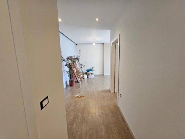 Tirane, jepet me qera zyre Kati 1, 85 m² 950 € (MUHAMET GJOLLLESHA)
