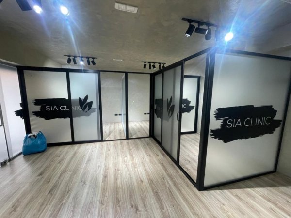 Tirane, jepet me qera zyre Kati 0, 40 m² 500 € (Sheshi Willson)