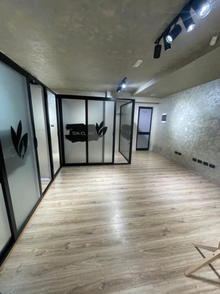 Tirane, jepet me qera zyre Kati 0, 40 m² 500 € (Sheshi Willson)
