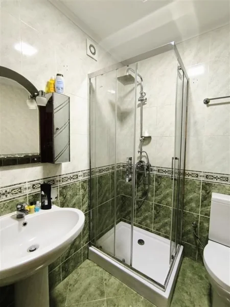 Tirane, jepet me qera apartament 1+1 Kati 5, 78 m² 600 € (Komuna e Parisit tek Kristal Center)