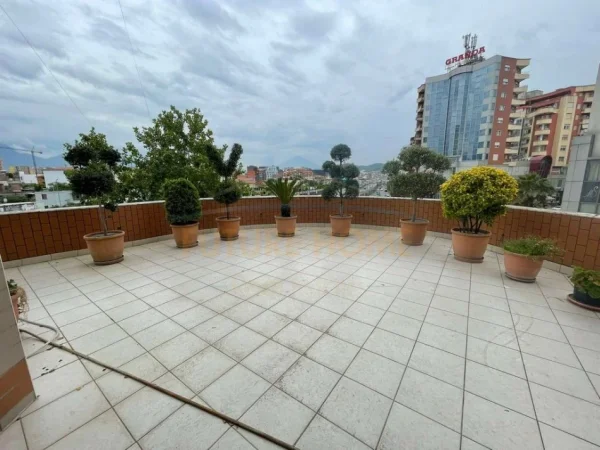 Tirane, shitet apartament 2+1+Ballkon Kati 3, 100 m² 168.750 € (Unaza e Re, Pallatet Romario)