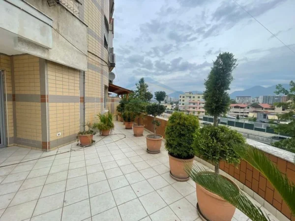 Tirane, shitet apartament 2+1+Ballkon Kati 3, 100 m² 168.750 € (Unaza e Re, Pallatet Romario)