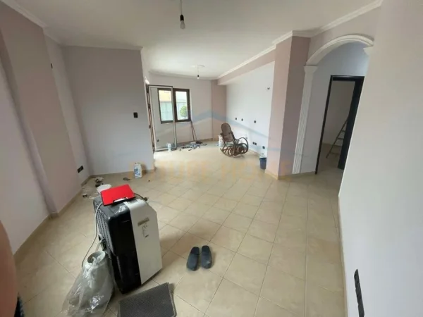 Tirane, shitet apartament 2+1+Ballkon Kati 3, 100 m² 168.750 € (Unaza e Re, Pallatet Romario)