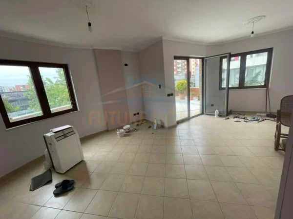 Tirane, shitet apartament 2+1+Ballkon Kati 3, 100 m² 168.750 € (Unaza e Re, Pallatet Romario)