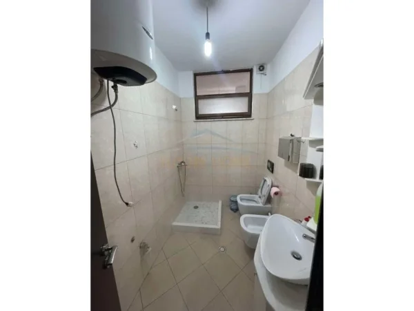 Tirane, shitet apartament 2+1+Ballkon Kati 3, 100 m² 168.750 € (Unaza e Re, Pallatet Romario)