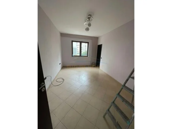 Tirane, shitet apartament 2+1+Ballkon Kati 3, 100 m² 168.750 € (Unaza e Re, Pallatet Romario)