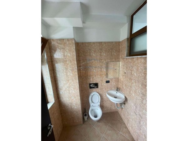 Tirane, shitet apartament 2+1+Ballkon Kati 3, 100 m² 168.750 € (Unaza e Re, Pallatet Romario)