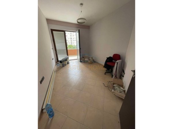 Tirane, shitet apartament 2+1+Ballkon Kati 3, 100 m² 168.750 € (Unaza e Re, Pallatet Romario)