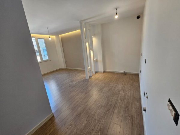 Tirane, jepet me qera zyre Kati 1, 30 m² 400 € (MUHAMET GJOLLESHA)