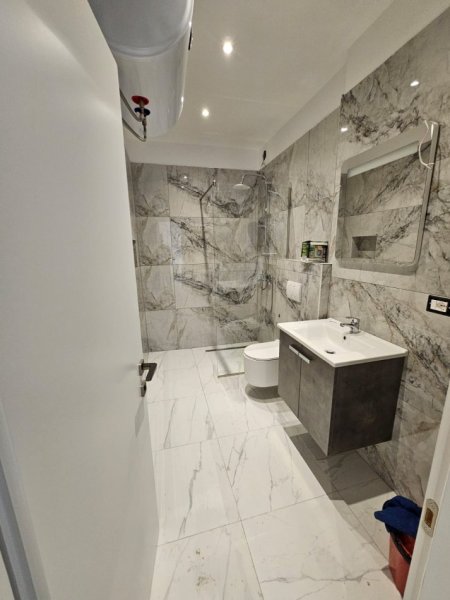 Tirane, jepet me qera zyre Kati 1, 30 m² 400 € (MUHAMET GJOLLESHA)