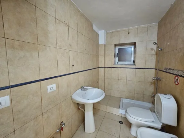 Tirane, jepet me qera dyqan Kati 0, 30 m² 350 € (Bardhyl)