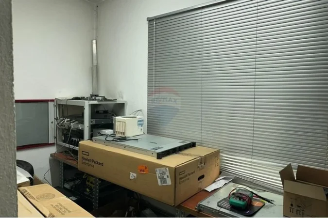 Tirane, jepet me qera zyre Kati 1, 55 m² 450 € (21 Dhjetori)