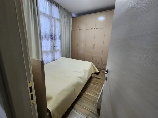 Tirane, jepet me qera apartament 1+1+Ballkon Kati 2, 60 m² 600 € (komuna parisit)
