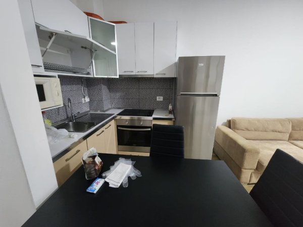 Tirane, jepet me qera apartament 1+1+Ballkon Kati 2, 60 m² 600 € (komuna parisit)