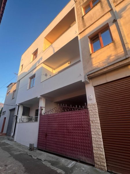 Tirane, jepet me qera apartament 1+1+Ballkon Kati 1, 70 m² 300 € (SHKOZE)