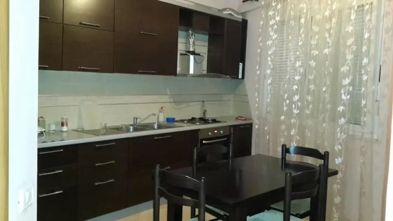 Tirane, jepet me qera apartament 2+1+Ballkon Kati 1, 102 m² 600 € (liqeni i thate)