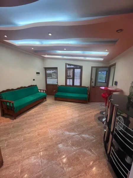 Tirane, jepet me qera apartament 2+1+Ballkon Kati 4, 85 m² 350 € (SHKOZE)
