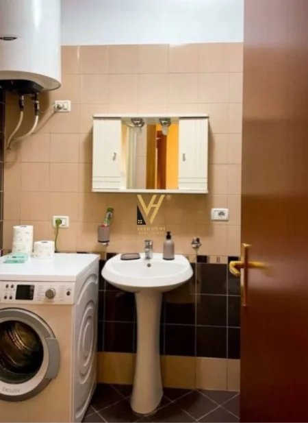 Tirane, jepet me qera apartament 1+1+Ballkon Kati 3, 63 m² 600 € (SELVIA)