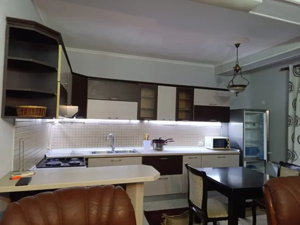 Tirane, jepet me qera apartament 2+1 Kati 1, 88 m² 450 € (Ali Demi)