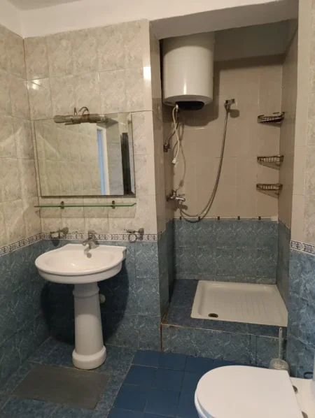 Tirane, jepet me qera apartament 2+1 Kati 1, 88 m² 450 € (Ali Demi)