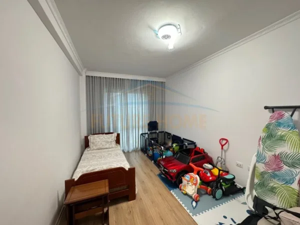 Tirane, shitet apartament 2+1 Kati 2, 100 m² 175.000 € (UNAZA RE)
