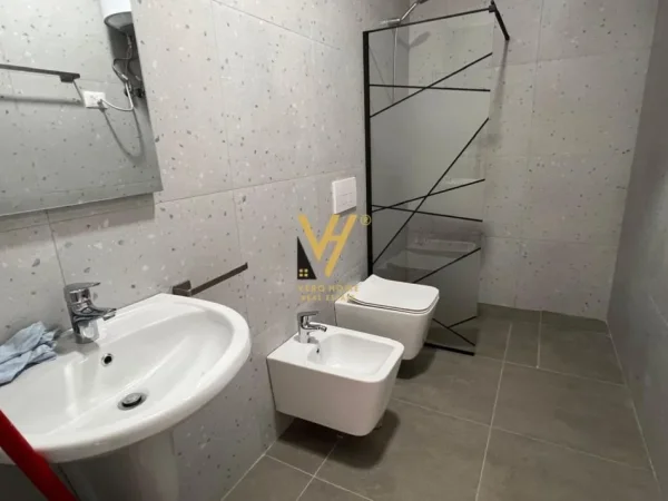 Tirane, jepet me qera apartament 2+1+Ballkon Kati 10, 100 m² 900 € (RRUGA JORDAN MISJA)