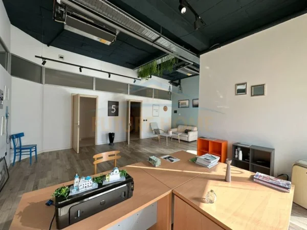 Tirane, jepet me qera zyre Kati 5, 56 m² 1.500 € (Rruga Sami Frasheri)