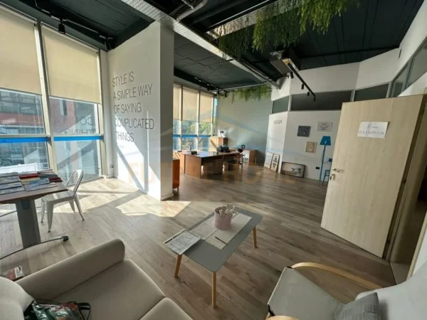 Tirane, jepet me qera zyre Kati 5, 56 m² 1.500 € (Rruga Sami Frasheri)