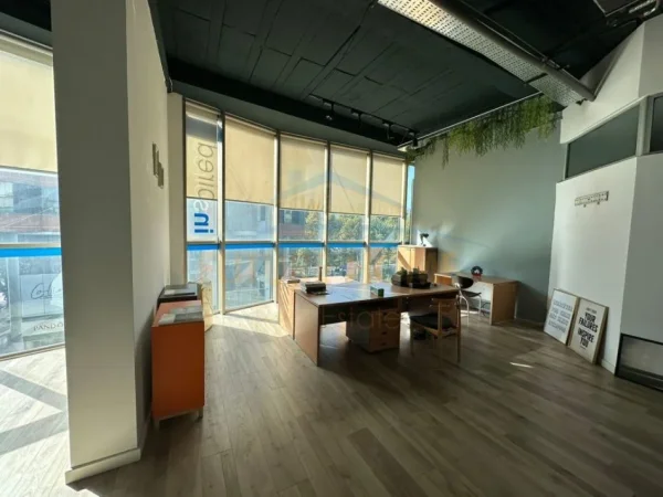 Tirane, jepet me qera zyre Kati 5, 56 m² 1.500 € (Rruga Sami Frasheri)
