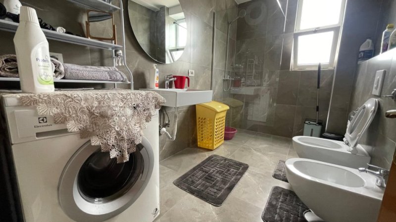 Tirane, jepet me qera apartament 3+1+Ballkon , 133 m² 550 € (Rruga Bardhyl)